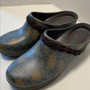 Crocs Womens Sarah Green Floral Block Heel Clog Shoes Suede Braid Size 10